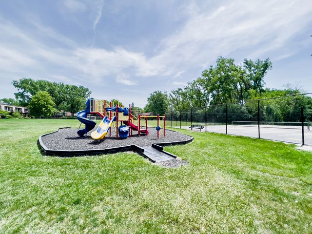 26 Cour Versaille Court 26, Palos Hills, IL 60465