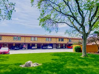 26 Cour Versaille Court 26, Palos Hills, IL 60465