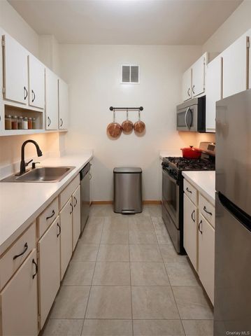 310 Beverley Road 4L, Brooklyn, NY 11218