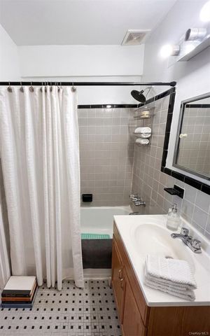 310 Beverley Road 4L, Brooklyn, NY 11218