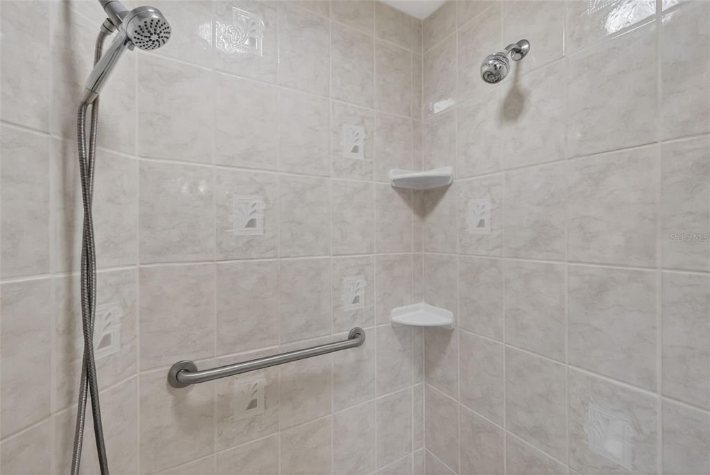 Image 38 of property listing at 5421 SIR CHURCHILL DRIVE, Leesburg, FL 34748