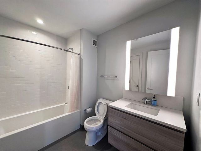 135 Seaport Boulevard 1705, Boston, MA 02210