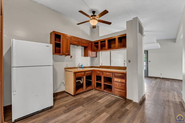 2921 SW Atwood AVE, Topeka, KS 66614