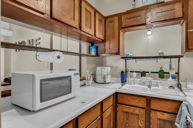 2921 SW Atwood AVE, Topeka, KS 66614