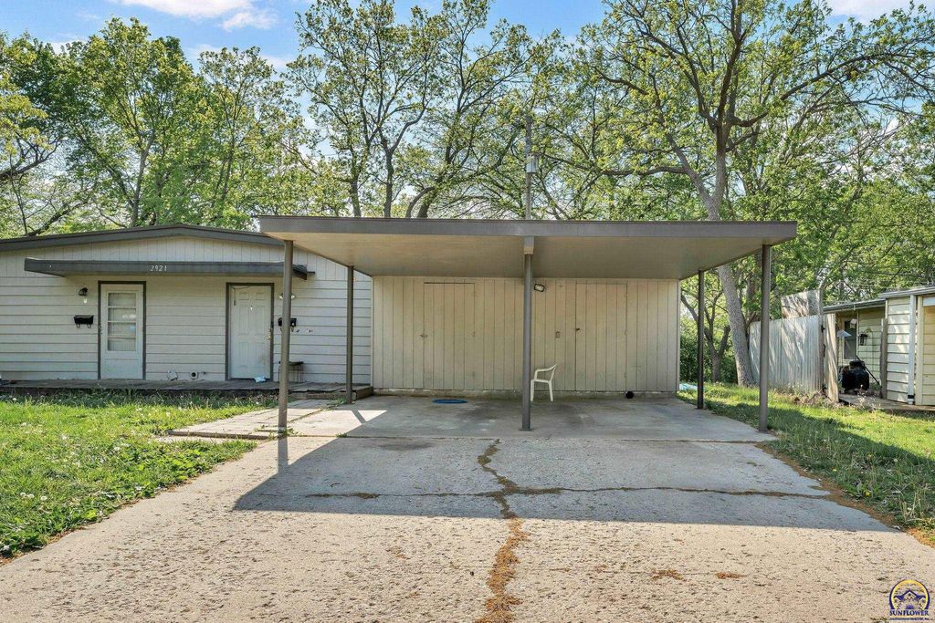 2921 SW Atwood AVE, Topeka, KS 66614