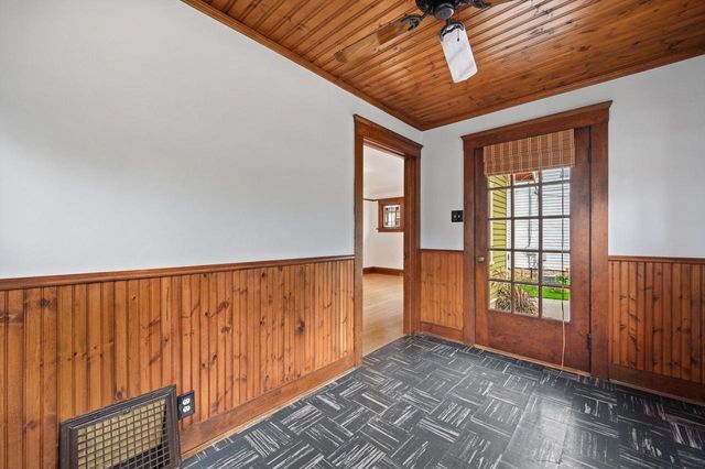 W57N512 Hilbert AVENUE, Cedarburg, WI 53012