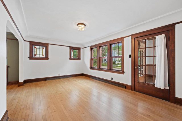 W57N512 Hilbert AVENUE, Cedarburg, WI 53012