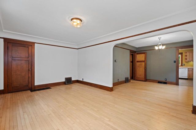 W57N512 Hilbert AVENUE, Cedarburg, WI 53012