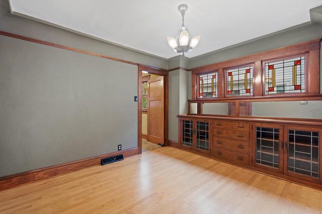 W57N512 Hilbert AVENUE, Cedarburg, WI 53012