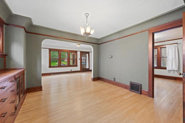 W57N512 Hilbert AVENUE, Cedarburg, WI 53012