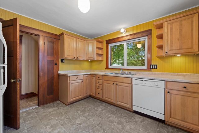 W57N512 Hilbert AVENUE, Cedarburg, WI 53012