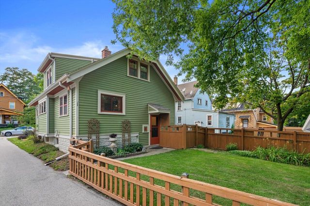 W57N512 Hilbert AVENUE, Cedarburg, WI 53012