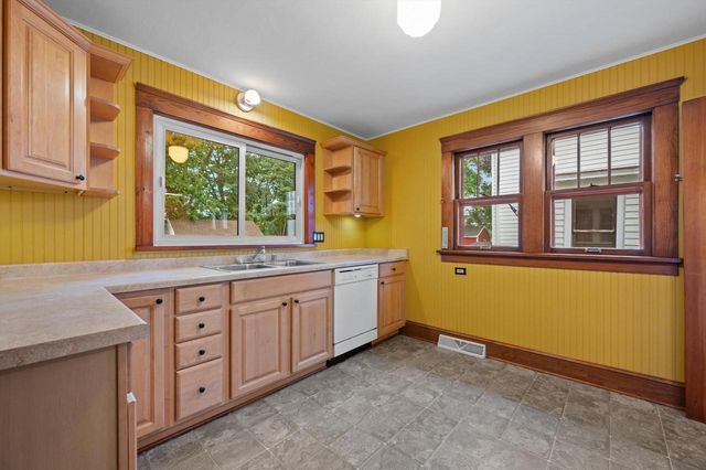 W57N512 Hilbert AVENUE, Cedarburg, WI 53012