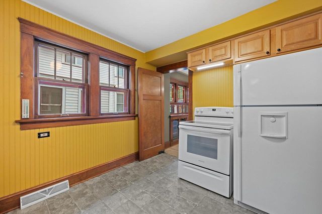 W57N512 Hilbert AVENUE, Cedarburg, WI 53012