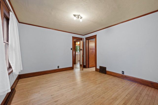 W57N512 Hilbert AVENUE, Cedarburg, WI 53012