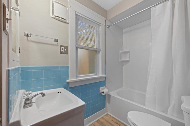 W57N512 Hilbert AVENUE, Cedarburg, WI 53012