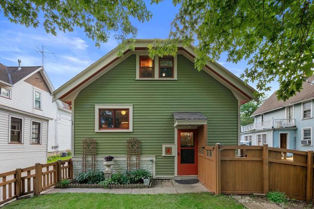W57N512 Hilbert AVENUE, Cedarburg, WI 53012