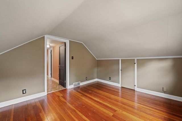 W57N512 Hilbert AVENUE, Cedarburg, WI 53012