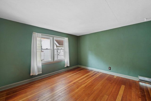W57N512 Hilbert AVENUE, Cedarburg, WI 53012