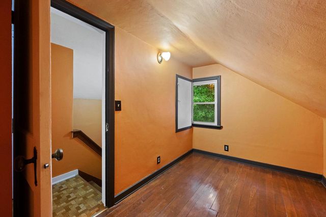 W57N512 Hilbert AVENUE, Cedarburg, WI 53012