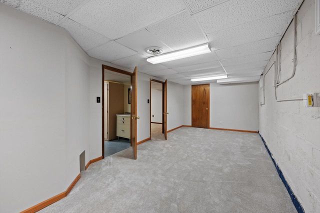 W57N512 Hilbert AVENUE, Cedarburg, WI 53012