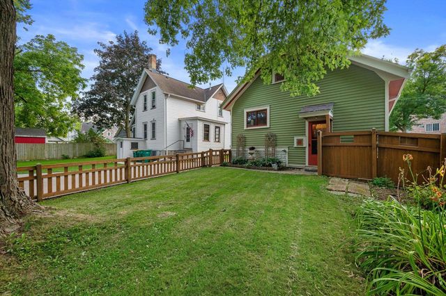 W57N512 Hilbert AVENUE, Cedarburg, WI 53012