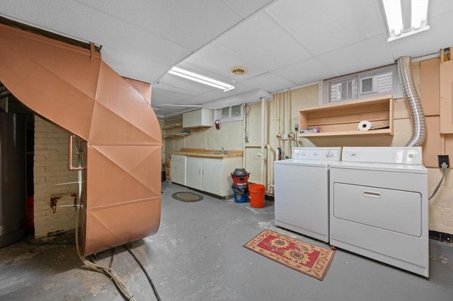 W57N512 Hilbert AVENUE, Cedarburg, WI 53012