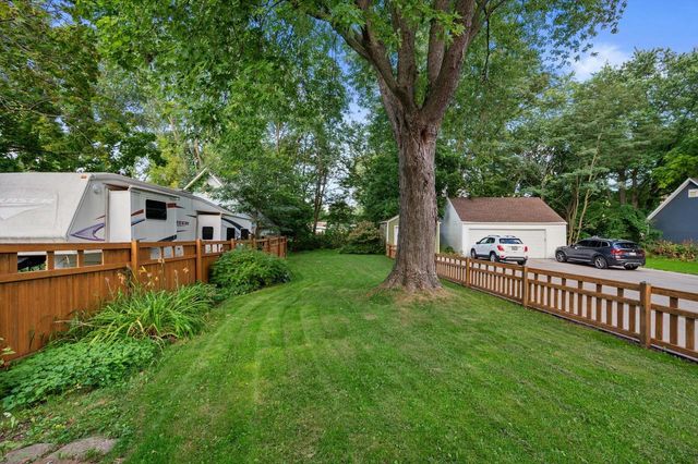 W57N512 Hilbert AVENUE, Cedarburg, WI 53012