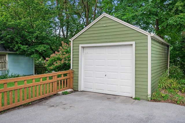 W57N512 Hilbert AVENUE, Cedarburg, WI 53012