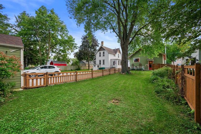 W57N512 Hilbert AVENUE, Cedarburg, WI 53012