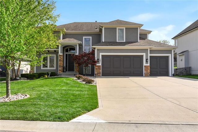 1021 SW Drake Circle, Lee's Summit, MO 64082