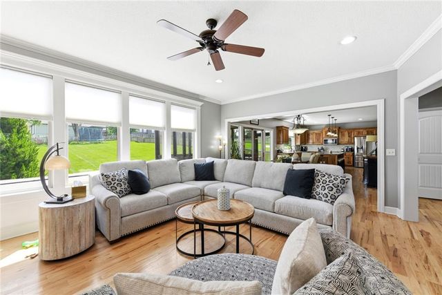 1021 SW Drake Circle, Lee's Summit, MO 64082