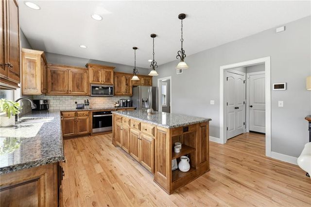 1021 SW Drake Circle, Lee's Summit, MO 64082
