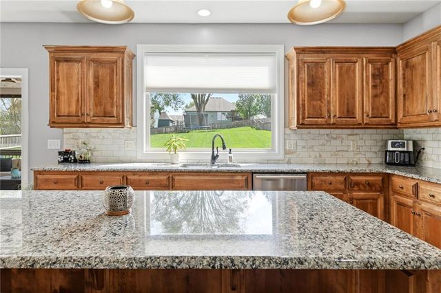 1021 SW Drake Circle, Lee's Summit, MO 64082