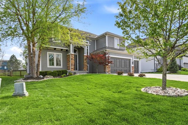 1021 SW Drake Circle, Lee's Summit, MO 64082
