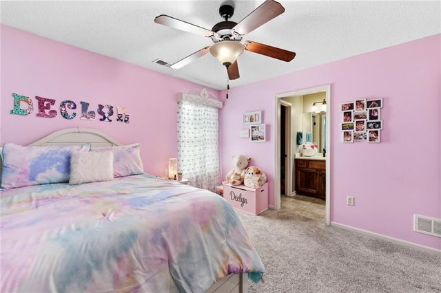 1021 SW Drake Circle, Lee's Summit, MO 64082