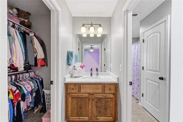 1021 SW Drake Circle, Lee's Summit, MO 64082