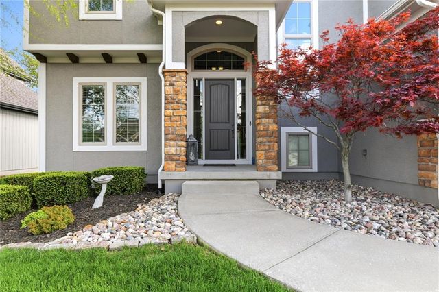 1021 SW Drake Circle, Lee's Summit, MO 64082