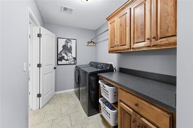 1021 SW Drake Circle, Lee's Summit, MO 64082