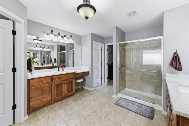 1021 SW Drake Circle, Lee's Summit, MO 64082