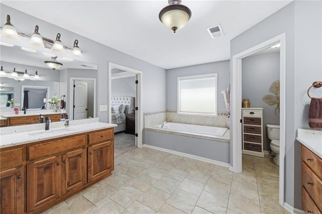 1021 SW Drake Circle, Lee's Summit, MO 64082