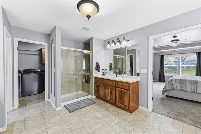 1021 SW Drake Circle, Lee's Summit, MO 64082