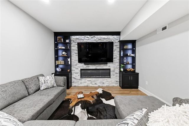 1021 SW Drake Circle, Lee's Summit, MO 64082