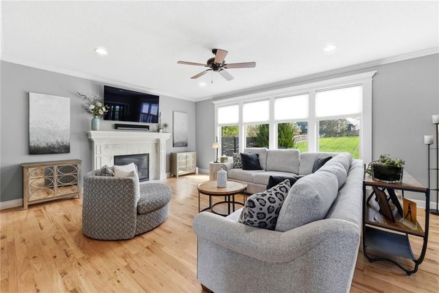 1021 SW Drake Circle, Lee's Summit, MO 64082