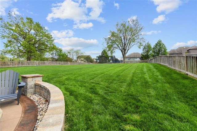 1021 SW Drake Circle, Lee's Summit, MO 64082