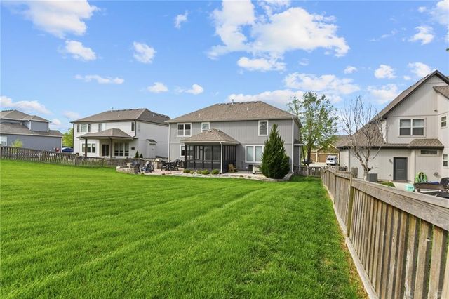 1021 SW Drake Circle, Lee's Summit, MO 64082