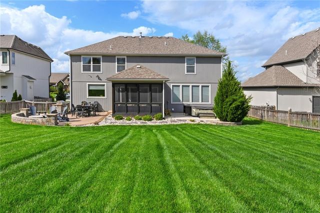 1021 SW Drake Circle, Lee's Summit, MO 64082