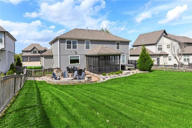 1021 SW Drake Circle, Lee's Summit, MO 64082