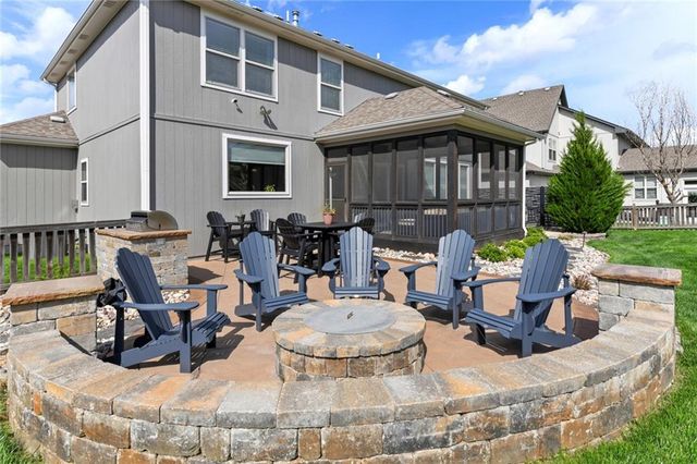 1021 SW Drake Circle, Lee's Summit, MO 64082