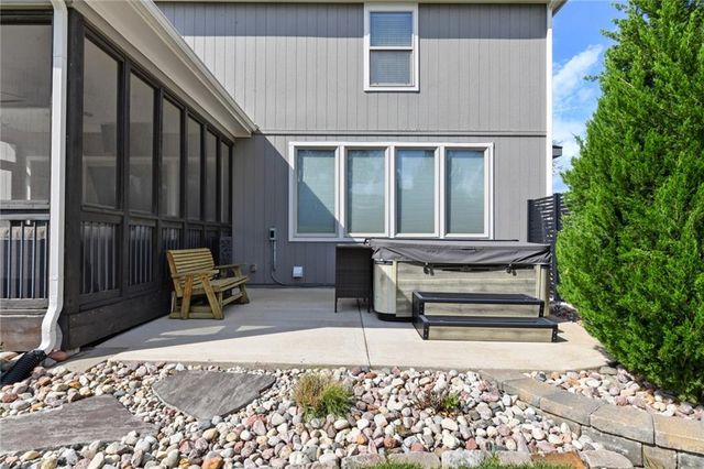 1021 SW Drake Circle, Lee's Summit, MO 64082